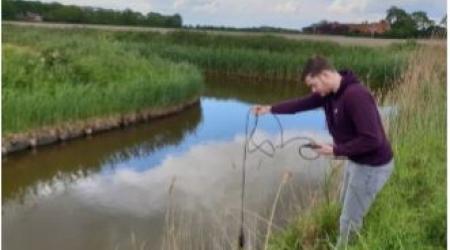 Imco Visser meet het zoutgehalte van het slootwater